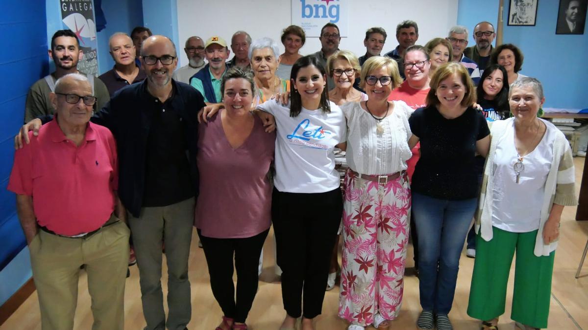 Leticia Santos, en el centro, con los ediles y militantes nacionalistas tras la asamblea local.