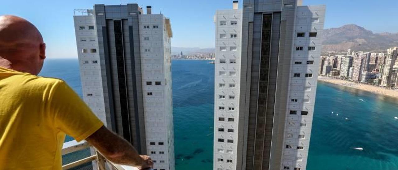 Benidorm pide una reunión con Vivienda por el derribo de las torres de Punta Llisera