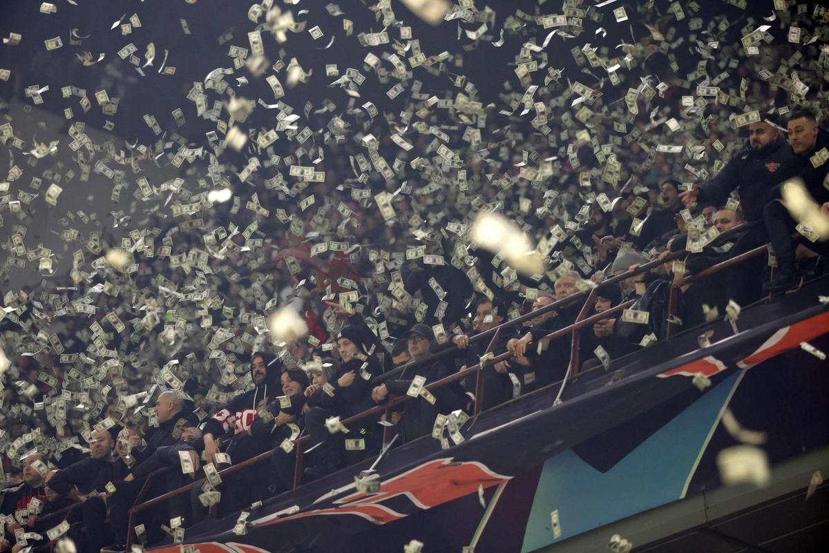 ¡Lluvia de insultos y billetes! Así han recibido en Milán a Donnarumma ¡Lluvia de insultos y billetes! Así han recibido en Milán a Donnarumma