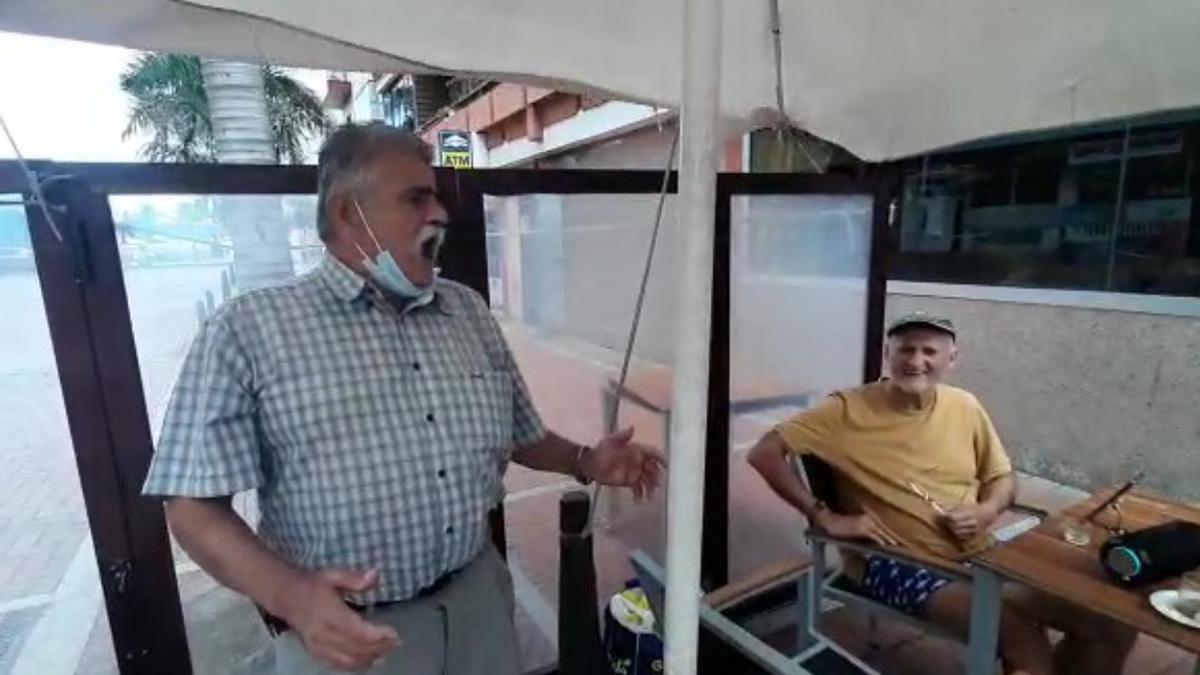 Francisco Betancor canta en la playa de Las Canteras.