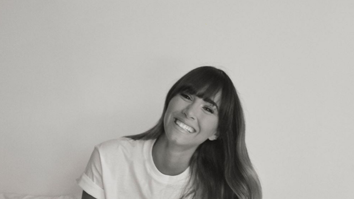 Aitana con camiseta blanca y pantalones de cebra