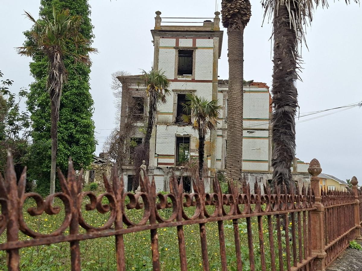 En imágenes: Estado actual de la Torre de Valdepares, en El Franco