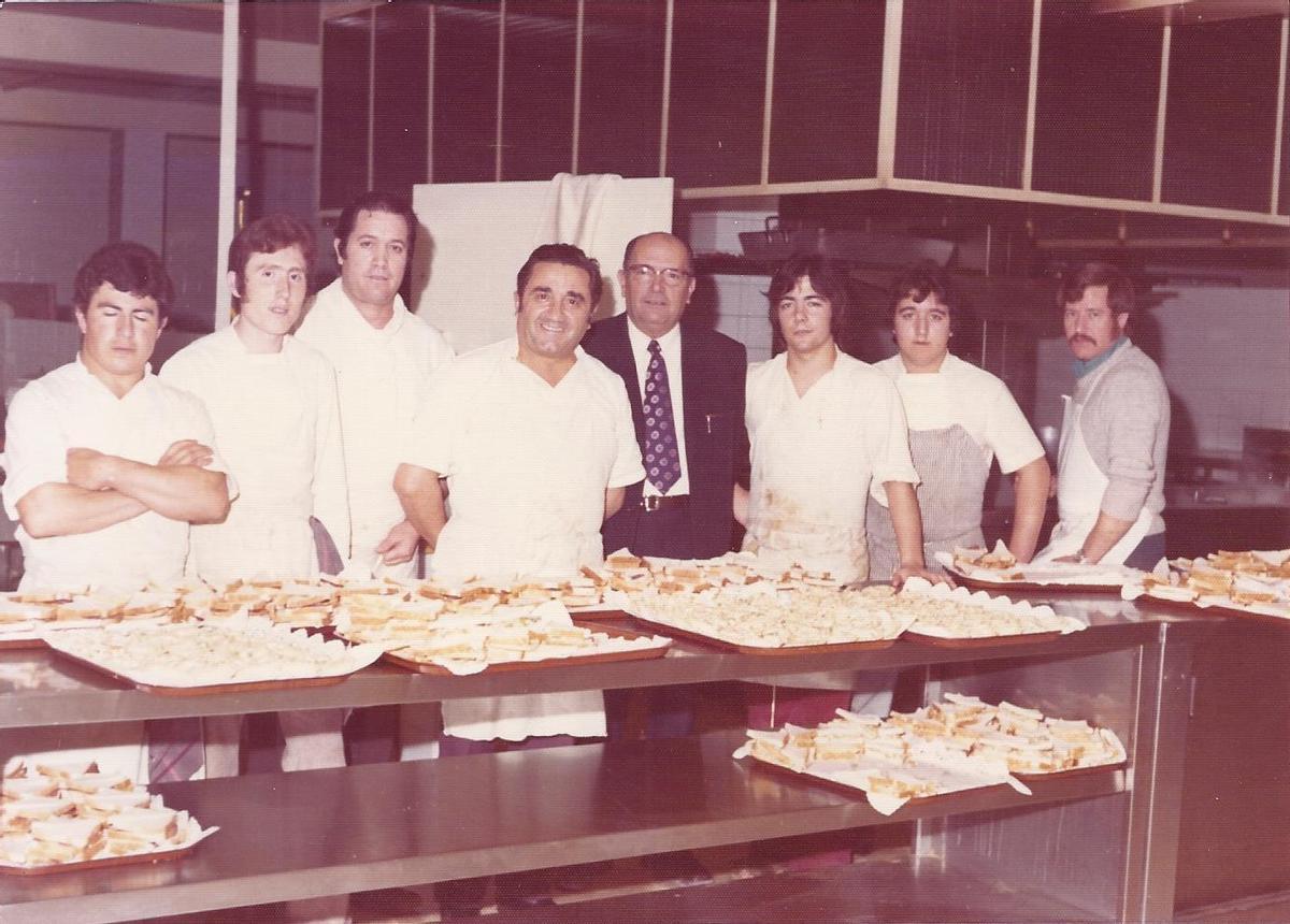 José Devesa con el primer equipo de cocina. José Devesa con el primer equipo de cocina.