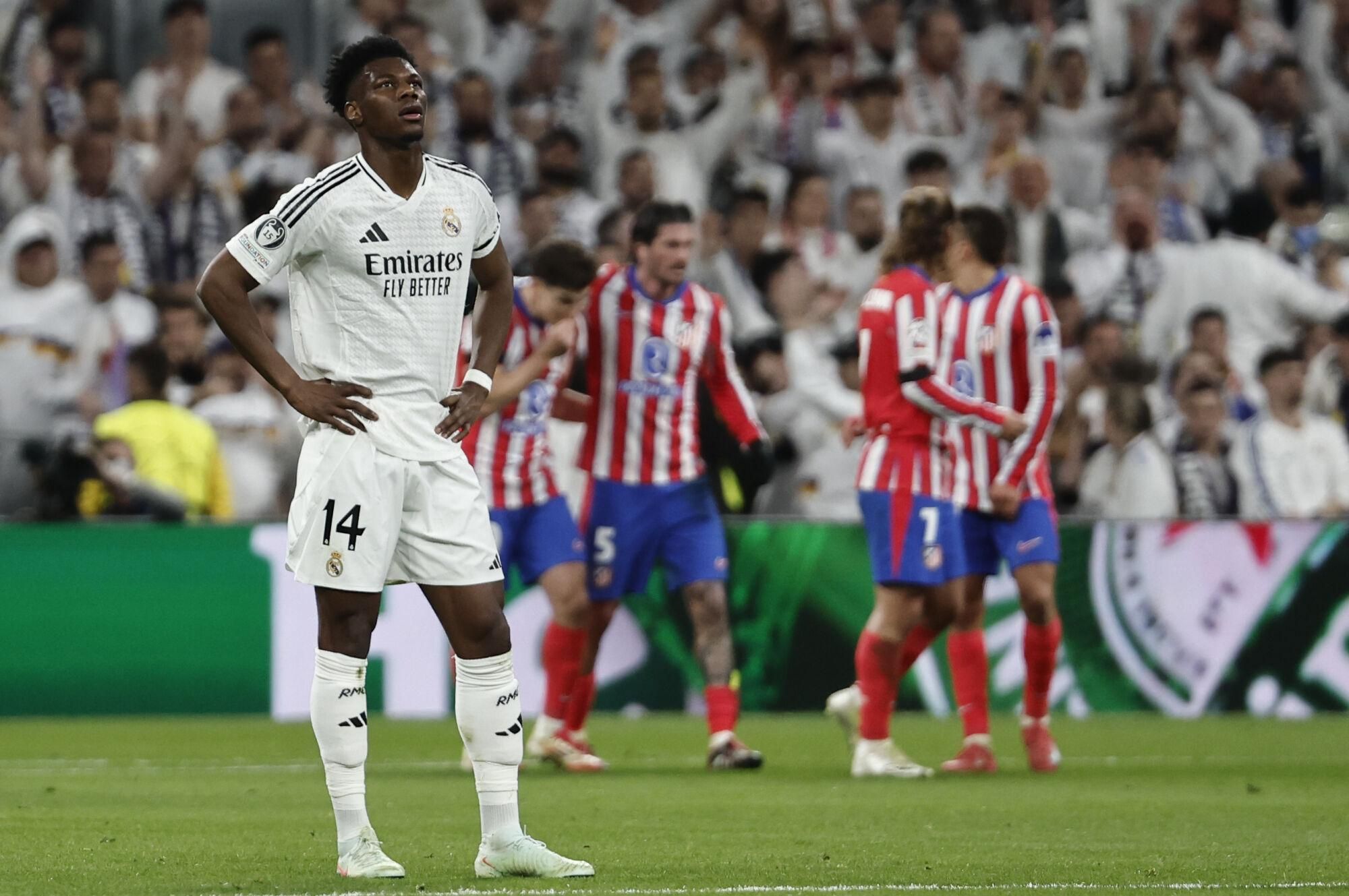 El centrocampista francés del Real Madrid, Aurélien Tchouameni (i) tras encajar su equipo el primer gol durante el inicio del encuentro correspondiente a la ida de los octavos de final de la Liga de Campeones que Real Madrid y Atlético de Madrid disputan en el estadio Santiago Bernabéu, en Madrid. EFE / Sergio Pérez. (Real Madrid) (Atlético Madrid)