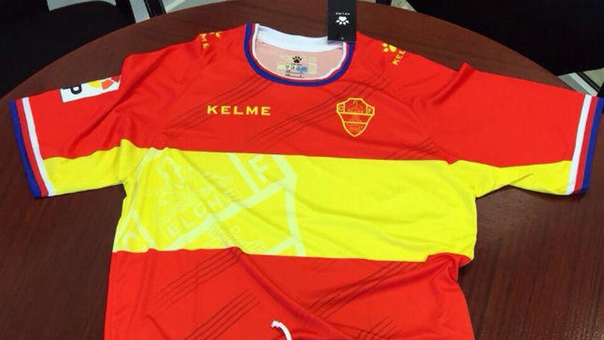 Kelme ha diseñado una camiseta para el Elche CF de color rojo, con la franja frontal amarilla