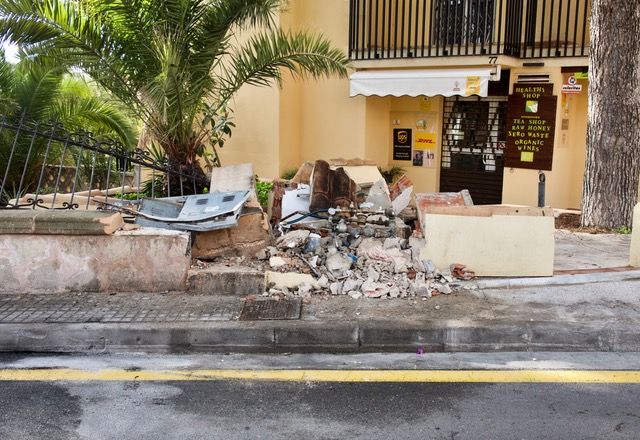 Dos individuos se dan a la fuga tras estrellarse con un coche en La Bonanova, en Palma