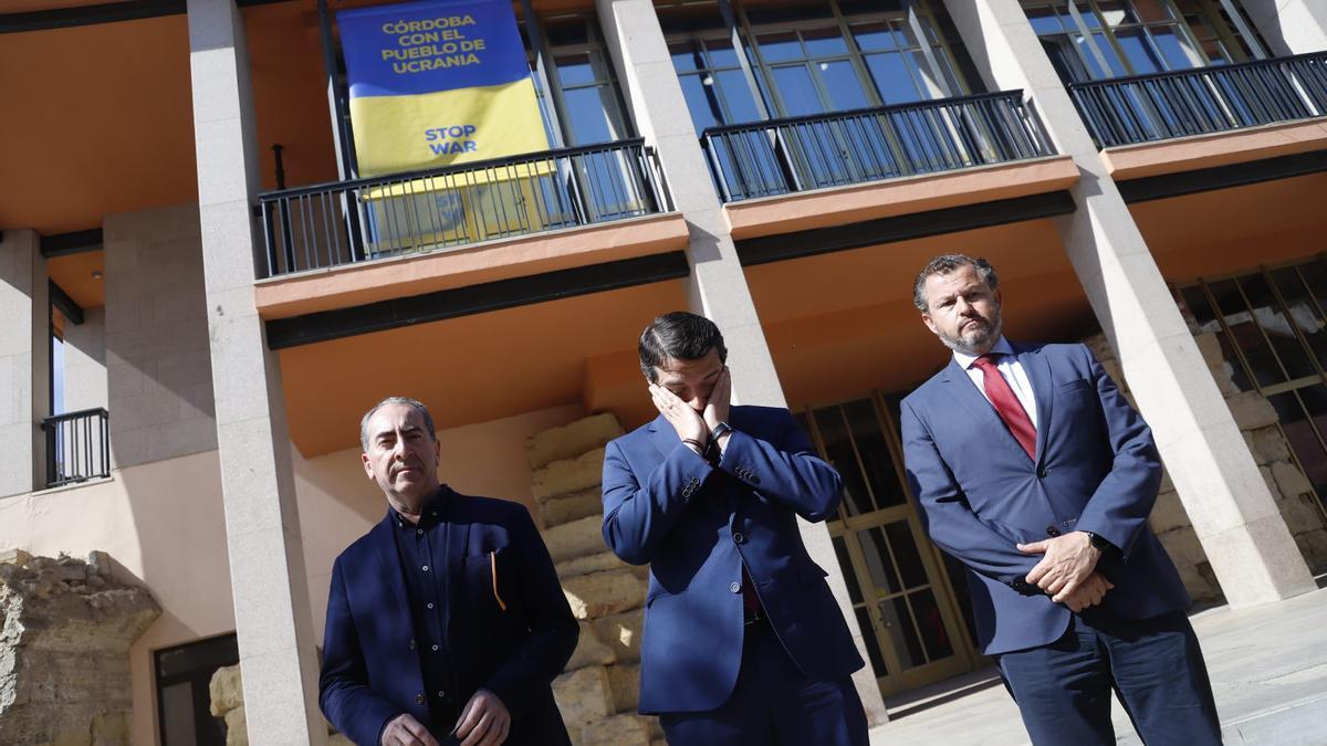 Pancarta en apoyo de Ucrania en la fachada del Ayuntamiento. Abajo, Antonio Álvarez, José María Bellido y David Dorado.