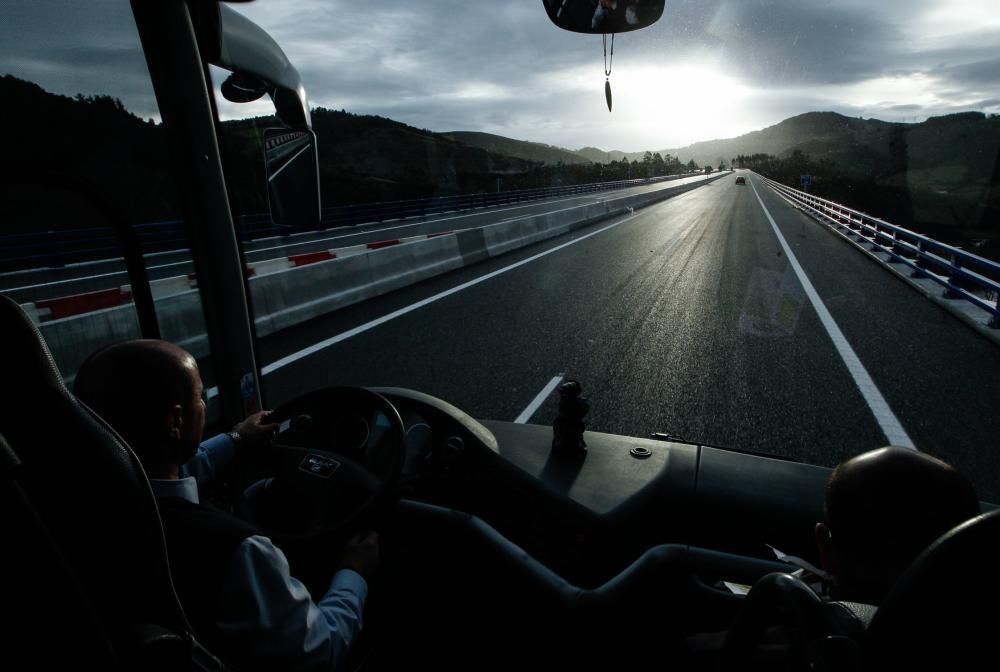 De la Serna y Javier Fernández acuden a la apertura del tramo de autovía A-63 entre La Doriga y Cornellana