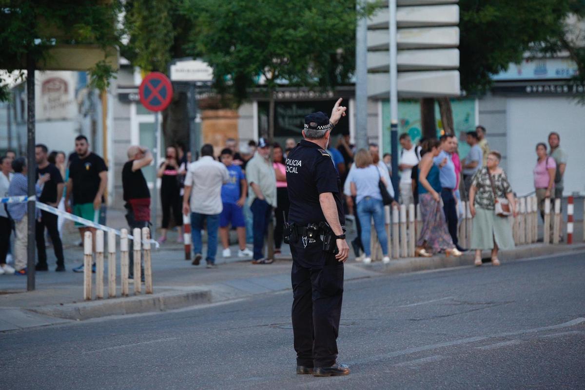 Un agente de la Policía Local da órdenes a los vecinos aglomerados en las inmediaciones del incendio.