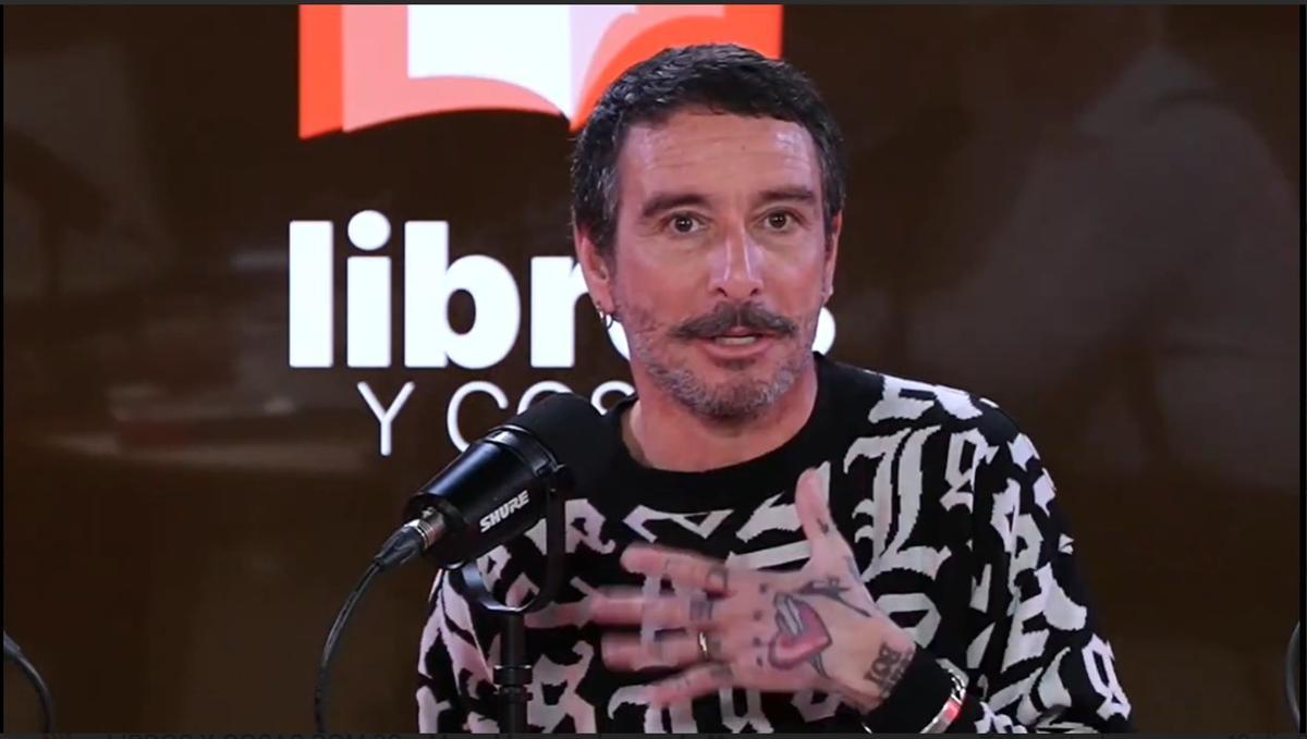 Fotograma del episodio de 'Libros y Cosas' protagonizado por el escritor Kiko Amat.