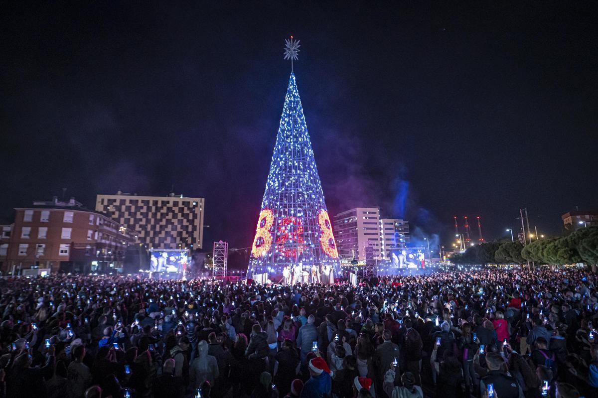 El superárbol de Navidad de Badalona. Badalona ha encendido ya las más de 82.000 luces píxel que componen su tan mediático ‘superárbol’ de Navidad.