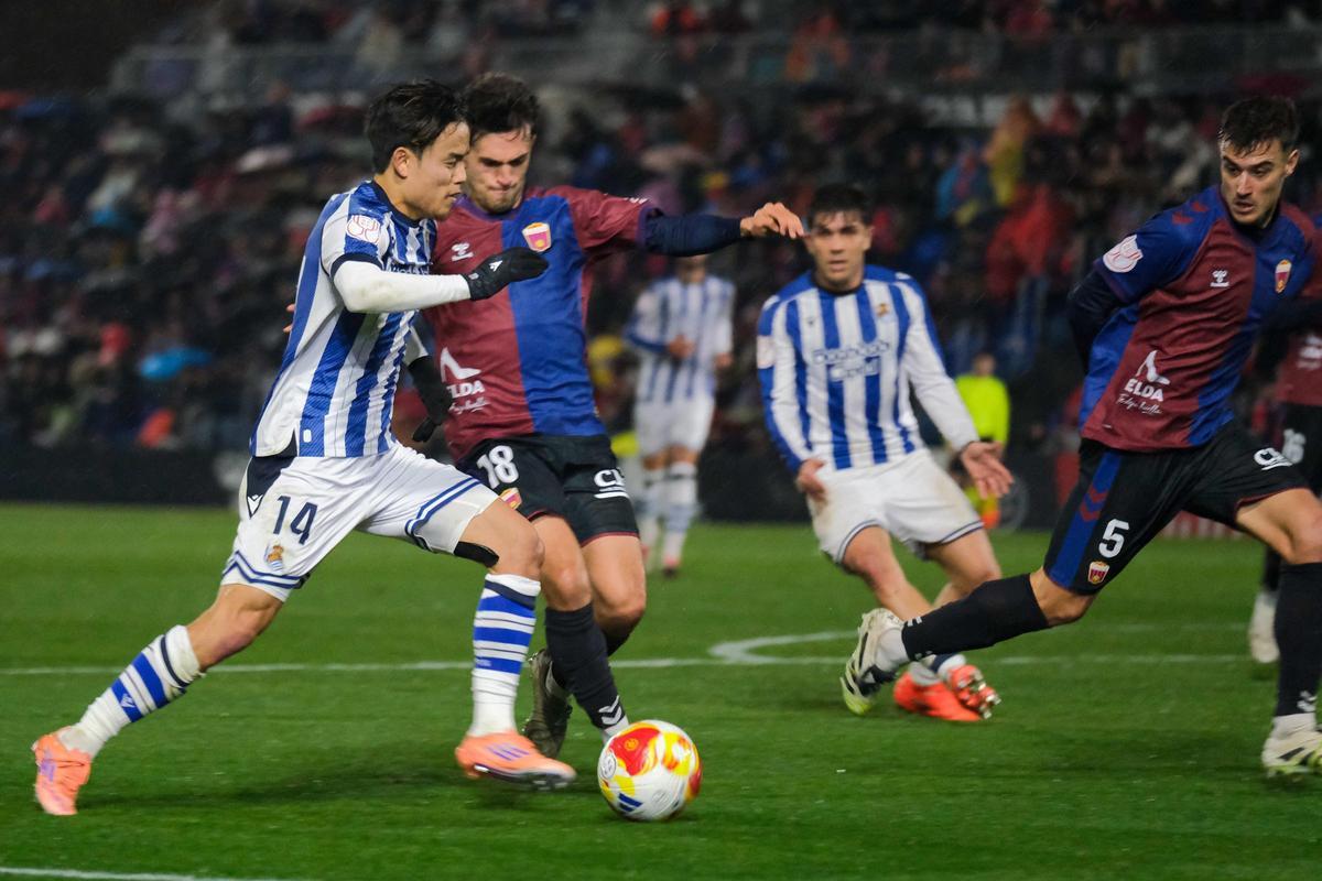 La defensa del Eldense trata de frenar un avance de Take Kubo