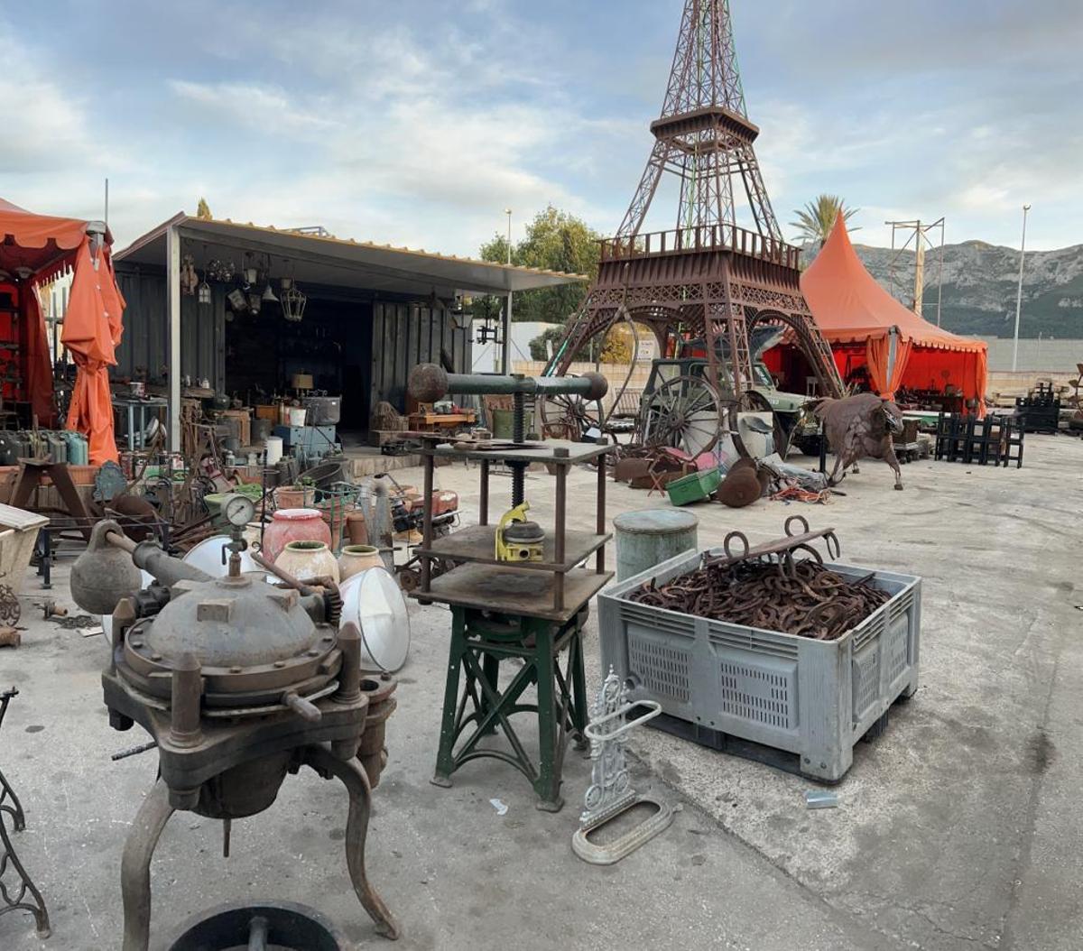 Reliquias y &quot;tesoros&quot; del rastro vintage montado alrededor de la torre Eiffel de Dénia