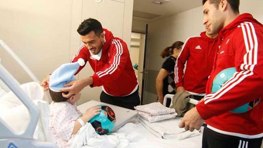 Cabral y Hugo Mallo, visitando a un niño