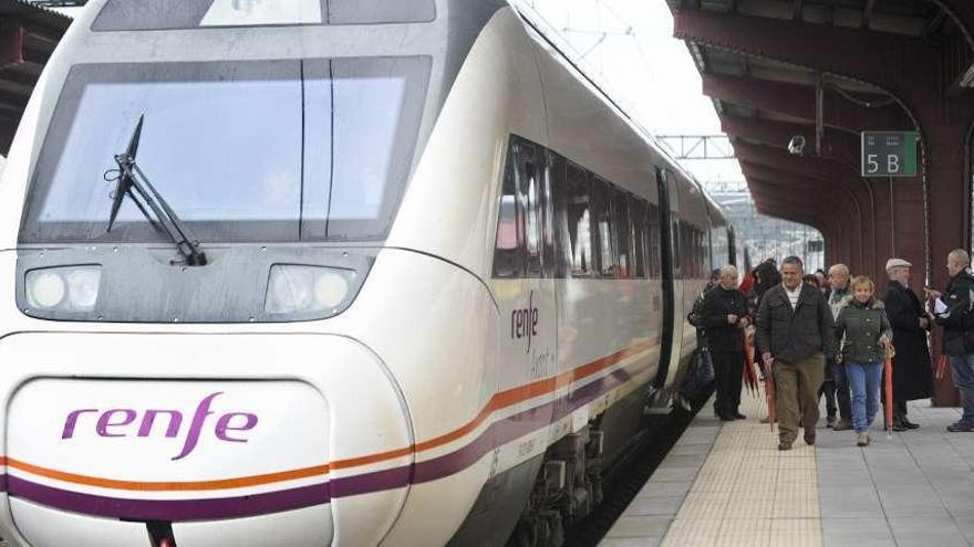 Viajeros se bajan del tren en la estación de A Coruña.