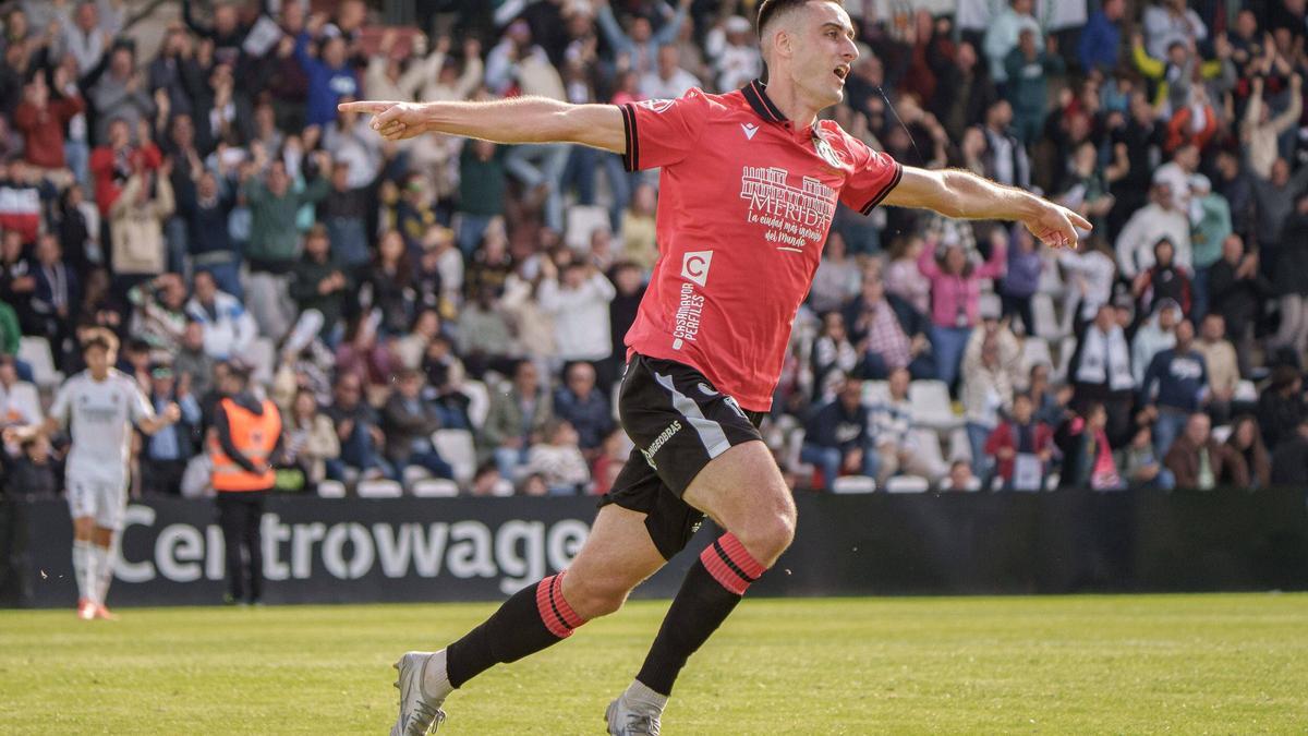 Álvaro García celebra uno de los goles del Mérida al Real Madrid Castilla el pasado domingo.