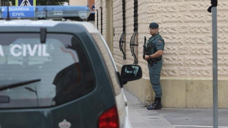 Guardias Civiles custodian la puerta de la sucursal del Sabadell situada junto a Can Ventosa.
