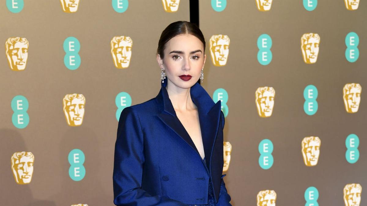 Lily Collins en la alfombra roja de los Premios Bafta