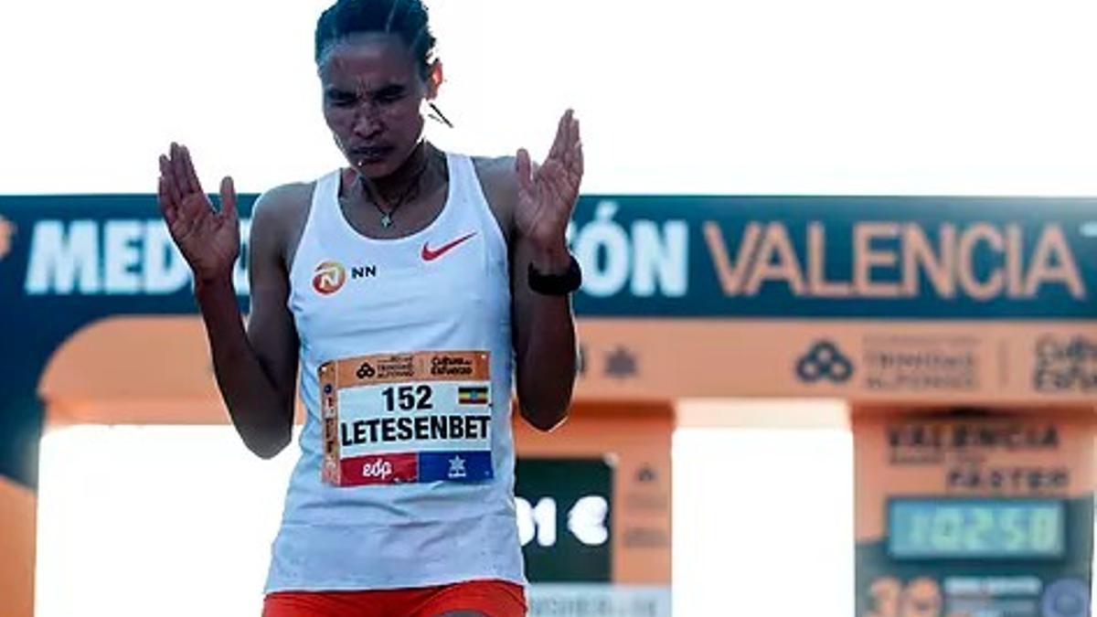 La etíope Letensebet Gidey destroza el récord del mundo en Valencia