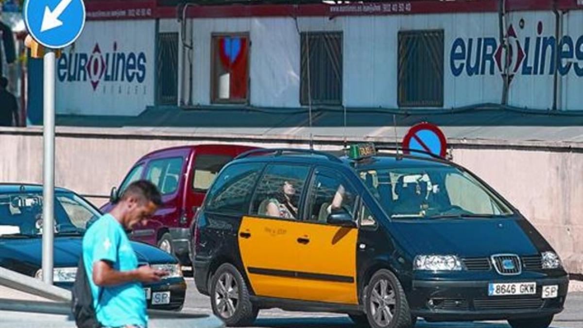 Un taxi monovolumen en las inmediaciones de la estación de Sants, el viernes pasado.