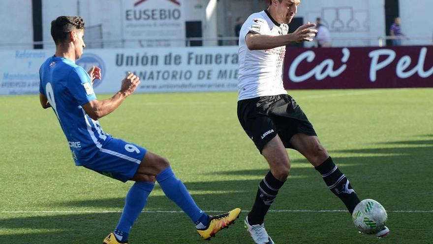 Alberto Saavedra despeja el balón ante el delantero de la Ponferradina Rayco.