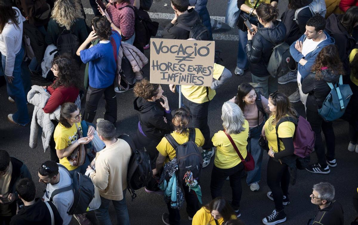 Els sindicats convoquen aturades i Educació s’obre a negociar