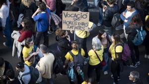 Els sindicats convoquen aturades i Educació s’obre a negociar