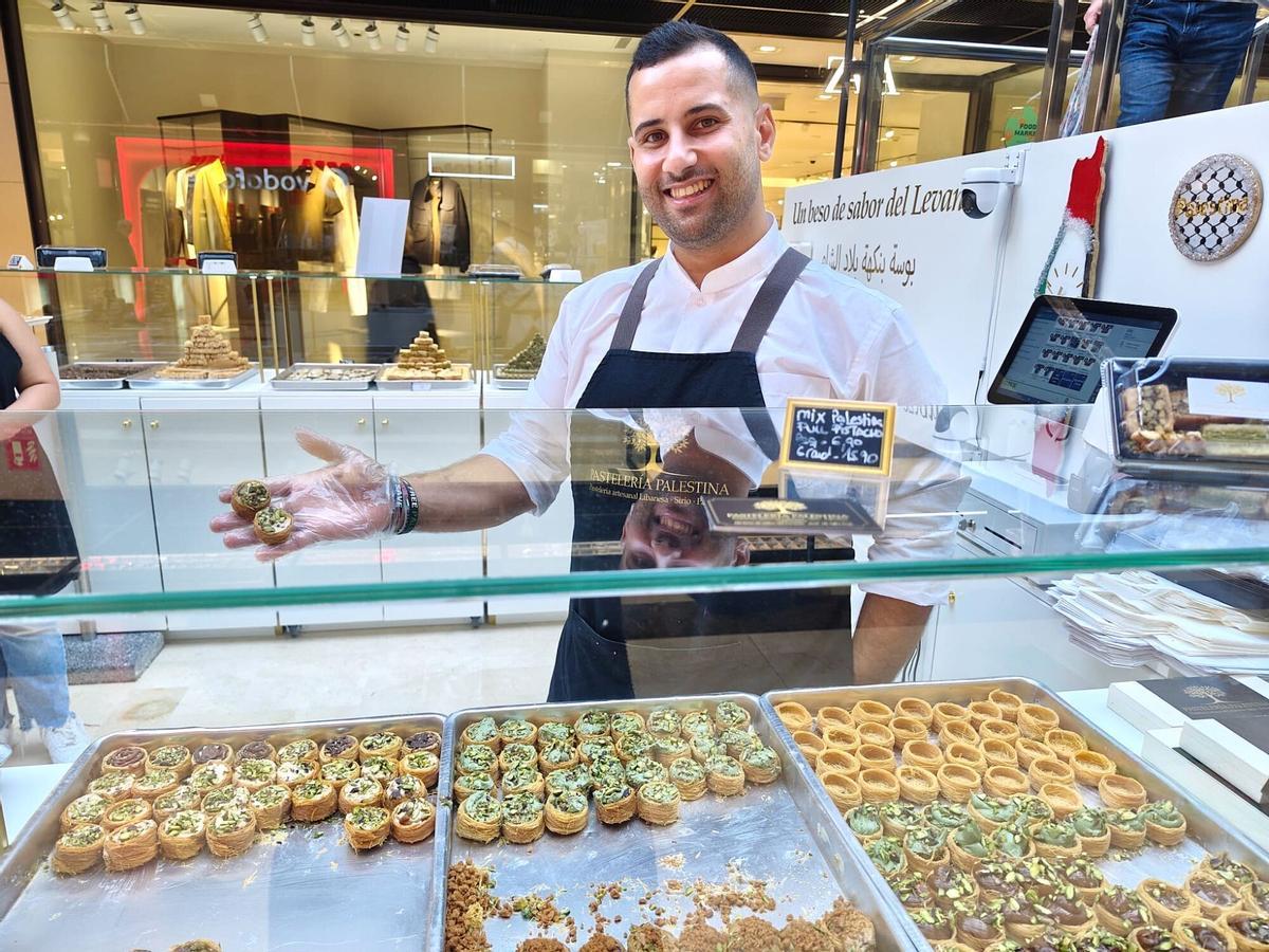 Kamal Ubeid, con los nidos de Kunāfah de su pastelería de Cuatro Caminos.