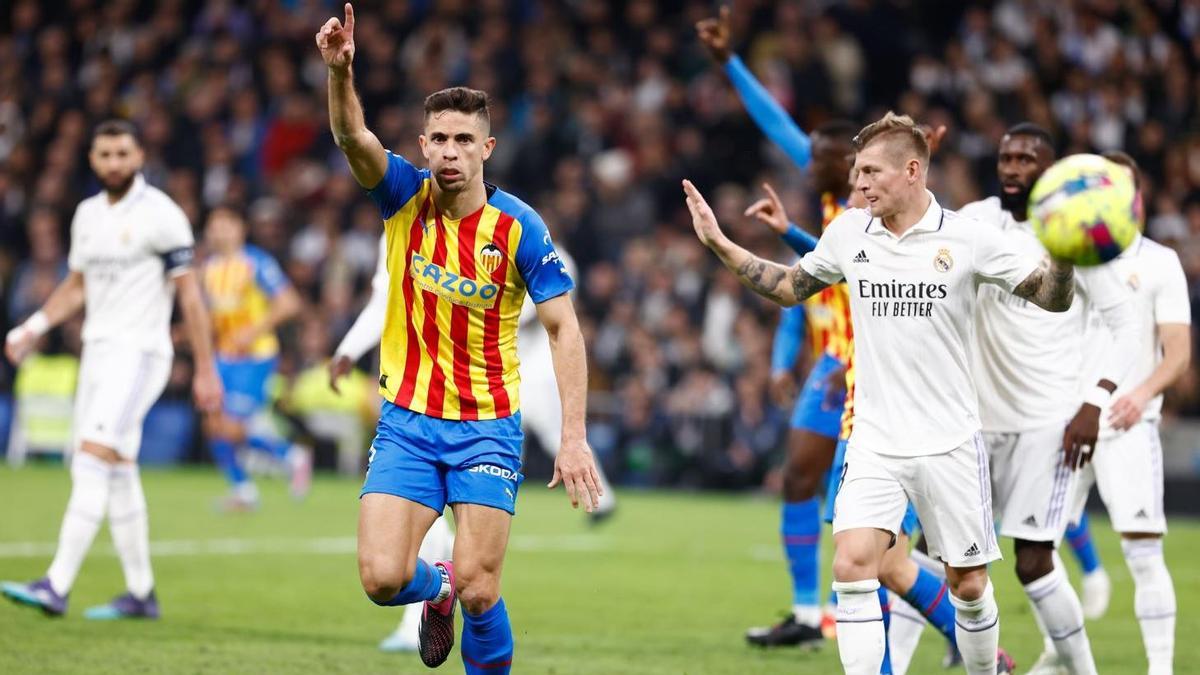 Gabriel Paulista reclama al árbitro Alberola Rojas una acción durante el Madrid - Valencia