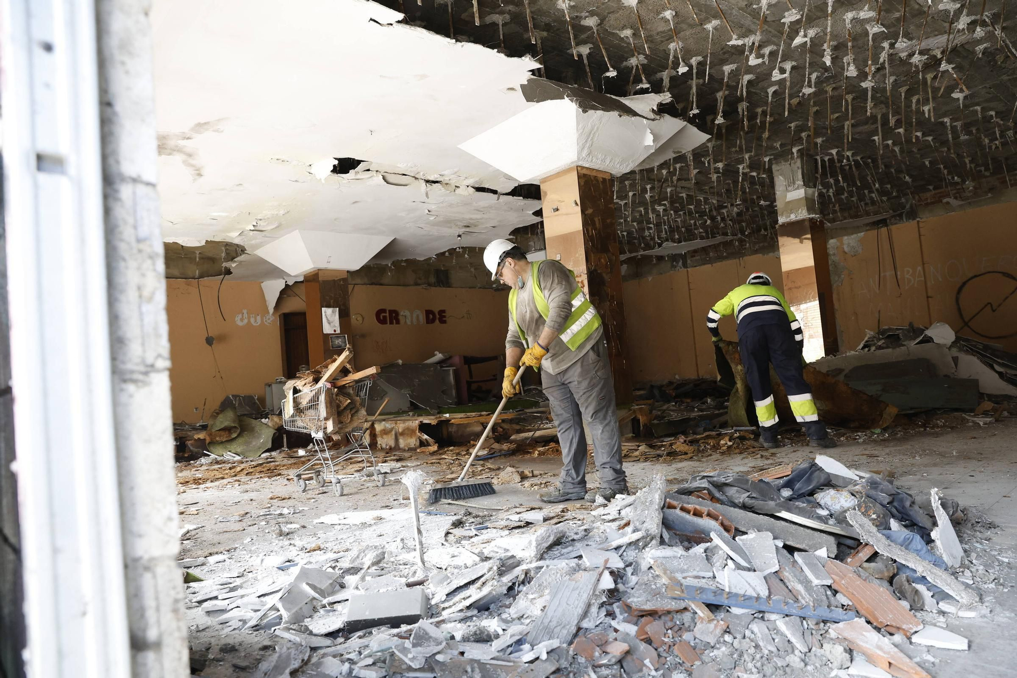 Así avanza la demolición de la nave de Flex