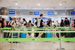 Archivo - Pasajeros esperan en los mostradores de facturación de Ryanair, el día 1 de julio, en la Terminal 1 del Aeropuerto Adolfo Suárez Madrid Barajas, a 1 de julio de 2022, en Madrid (España).