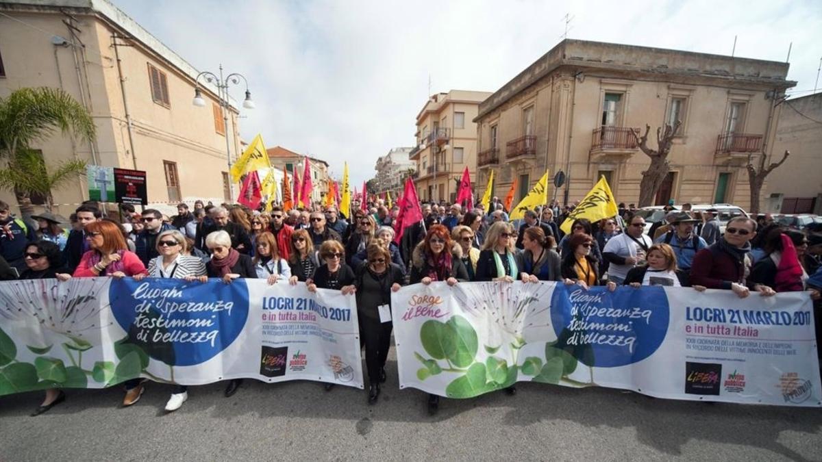 Manifestantes protestan contra la mafia en Locri (Italia), el 21 de marzo.