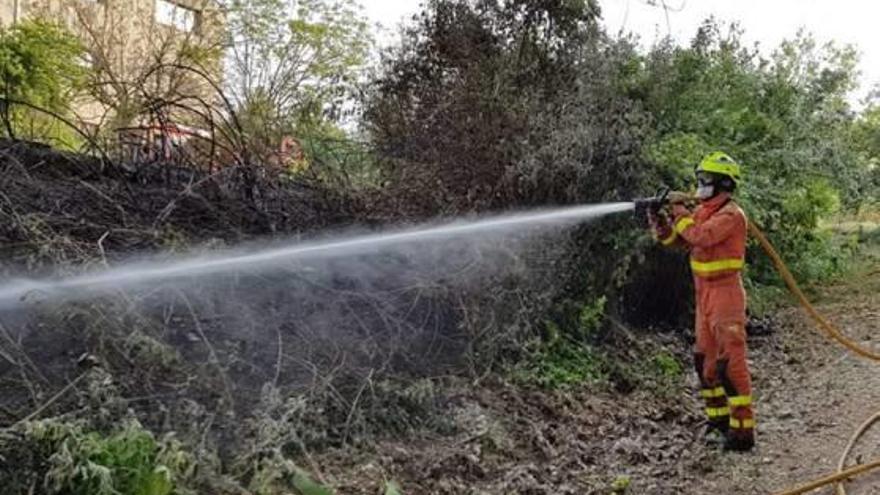 Incendio junto  al cauce del río  en Bocairent