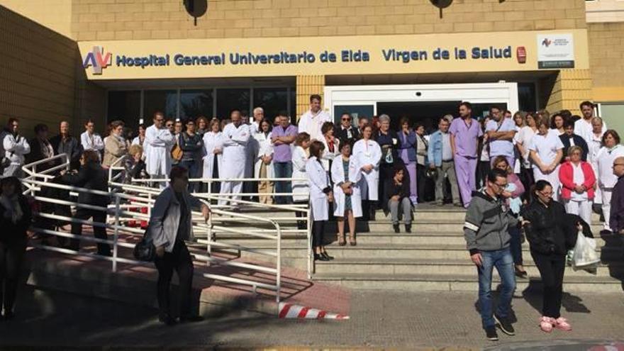 Imagen de la concentración a las puertas del Hospital General de Elda (izquierda) y de la celebrada en el circuito de Cheste con el delegado del Gobierno a la cabeza.