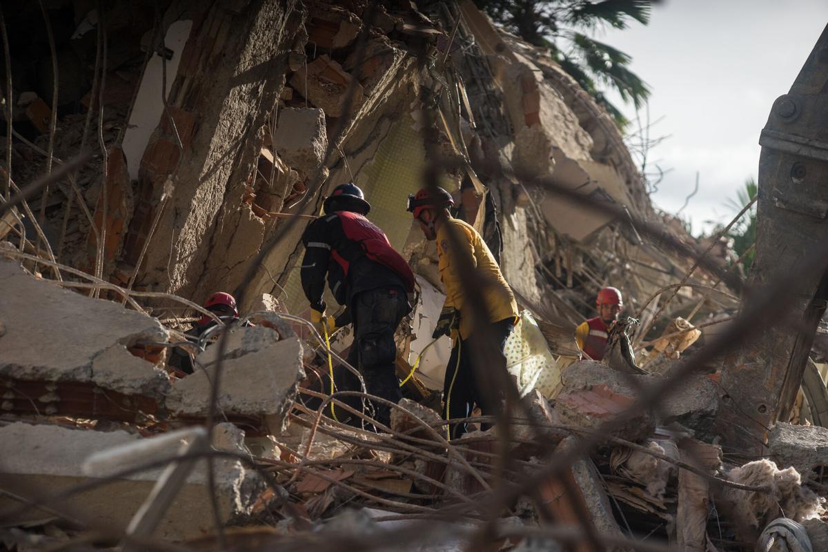 Integrantes de equipos de rescate trabajan este jueves, en un edifico afectado por un terremoto en la zona de Altamira en Caracas (Venezuela). Al menos 235 muertos y 4.300 heridos han sido reportados por las autoridades de Venezuela pasadas las 24 horas de dos terremotos, de magnitud 7,2 y 7,5, que afectaron principalmente a Caracas y al estado cercano La Guaira, mientras continúan las labores de búsqueda de supervivientes y el Gobierno sigue evaluando los daños materiales. EFE/ Boris Vergara