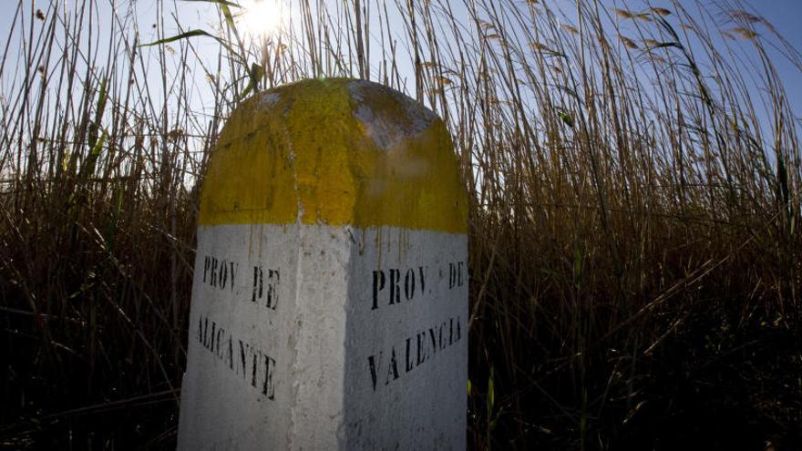 Fita que marca el límit entre les províncies d&#039;Alacant i València en una de les carreteres locals que travessen l&#039;entorn de la Marjal de Pego-Oliva.