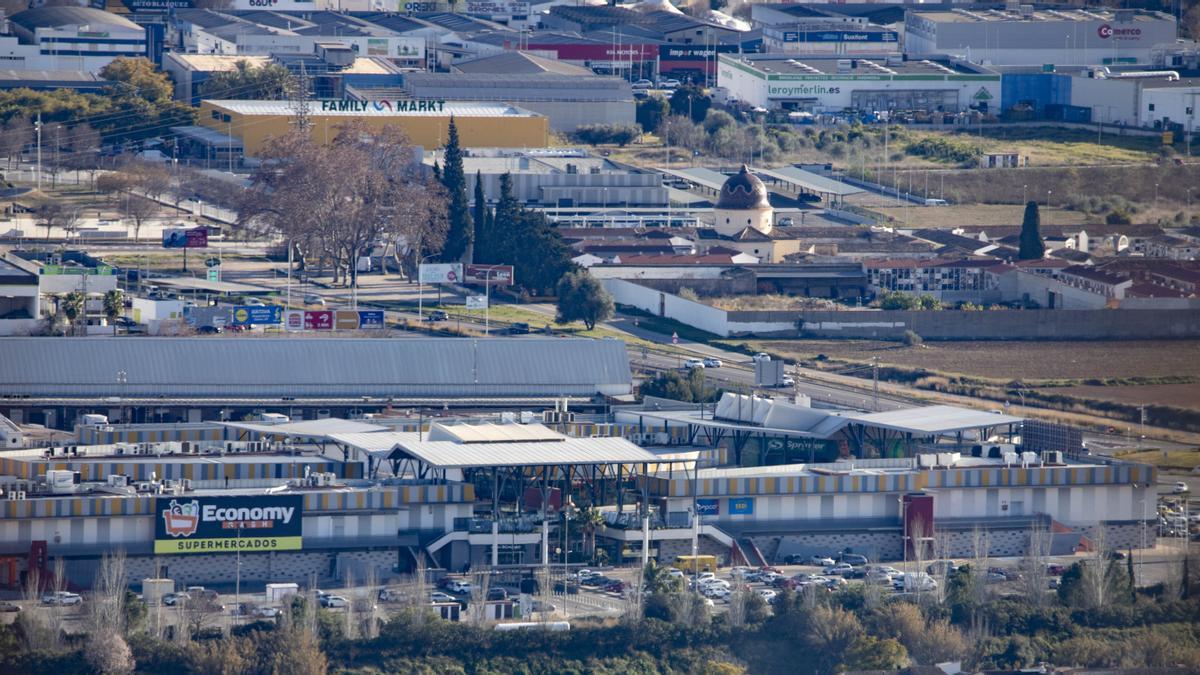 Polígono industrial de la Vila de Xàtiva, con el centro comercial en primer plano y Mercadona al fondos.