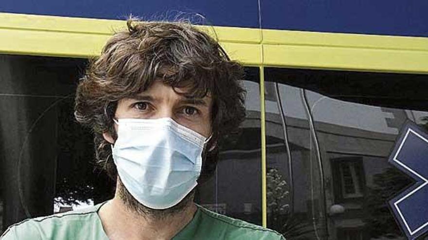 El doctor Álvaro Mena, delante de una ambulancia, en el Hospital Universitario de A Coruña.