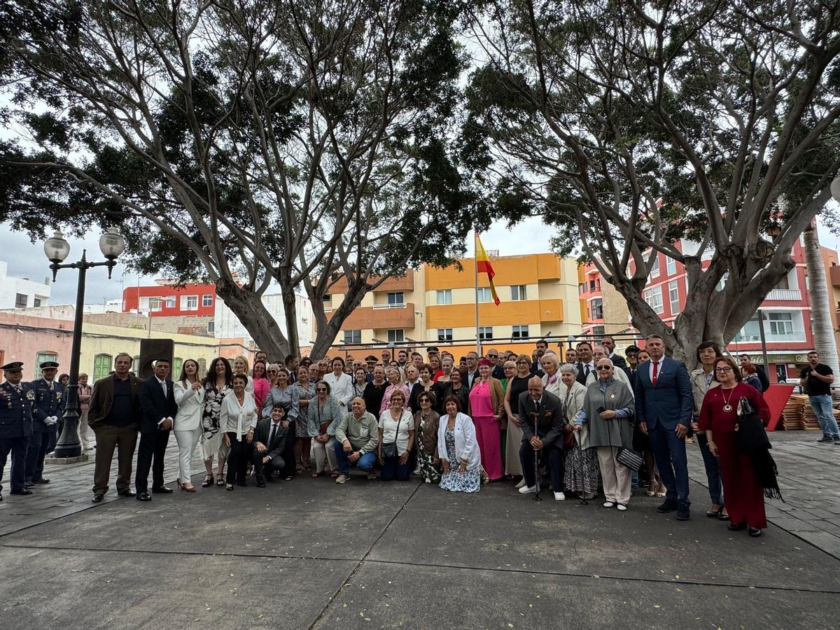 Foto de las familias de las autoridades militares y los jurandos.