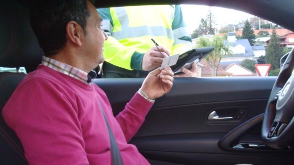 Un guardia civil multa a un conductor.