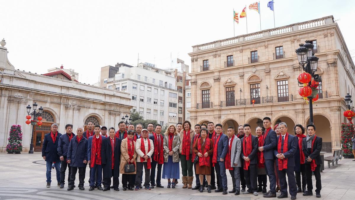 La alcaldesa Amparo Marco y la concejala Patricia Puerta con la asociación china por el Nuevo Año Chino