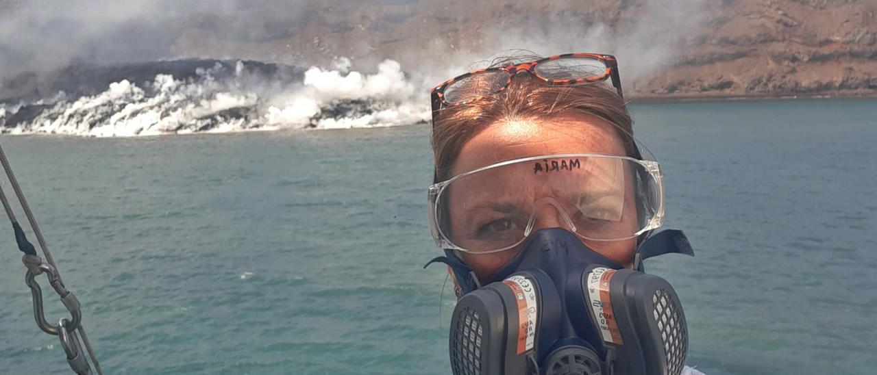 La geóloga marina María Gómez Ballesteros, ayer en el barco científico Ramón Margalef, a unos 600 metros de la colada de lava que ha entrado en el mar.