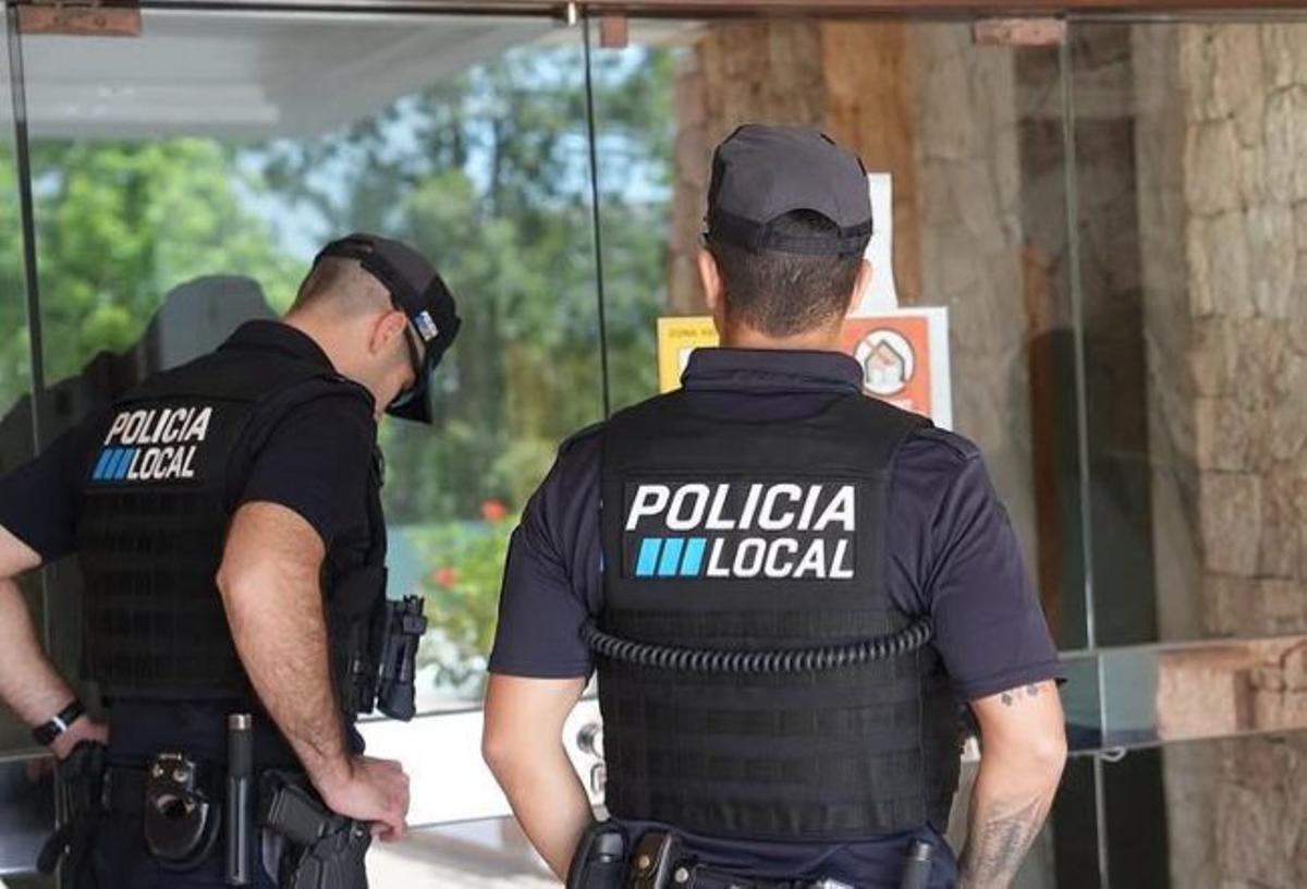 Agentes ante una vivienda alquilada. | | AJ EIVISSA