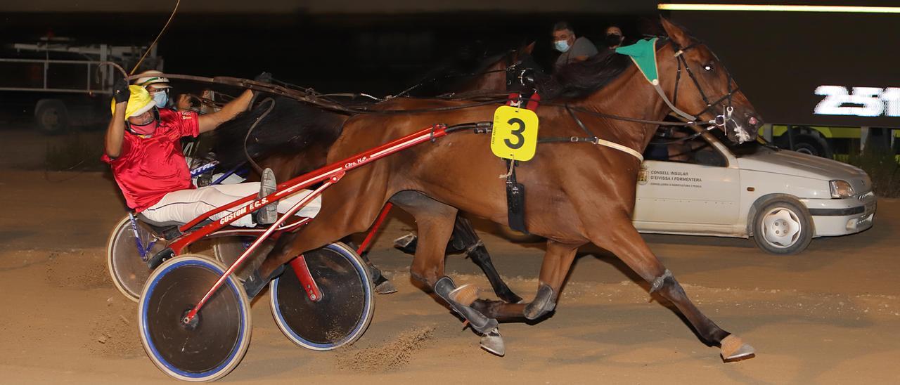 J.F. Planells celebrando su segunda victoria. | JOAN COSTA GUASCH