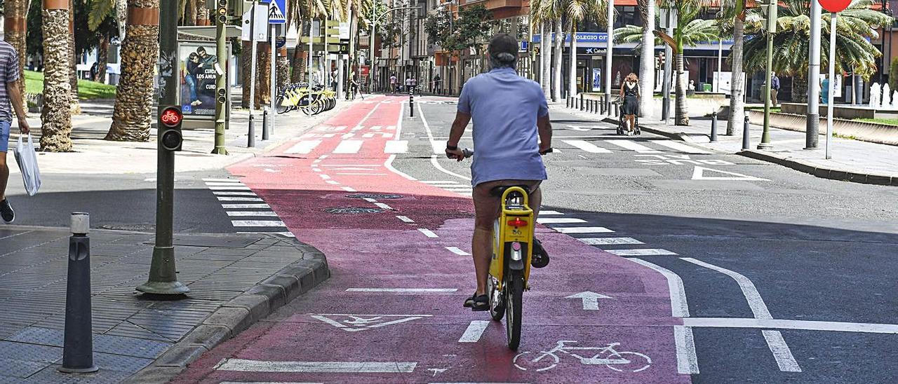 Un ciclista circula por la calle León y Castillo de la capital grancanaria. | | JUAN CARLOS CASTRO