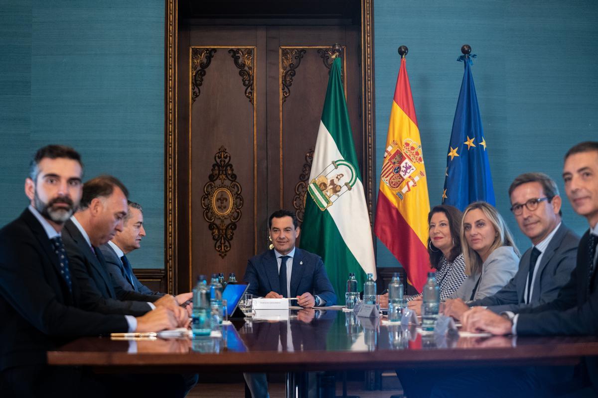 Otra imagen de la comisión, reunida por primera vez este viernes.