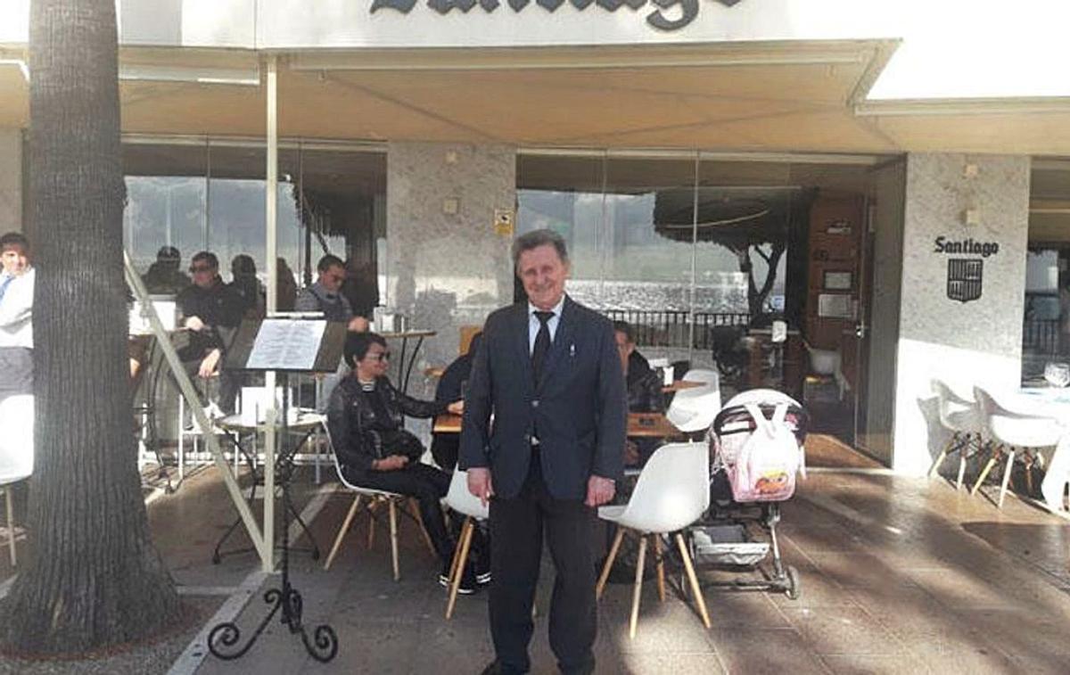 Santiago Domínguez ante la puerta de su mítico restaurante.