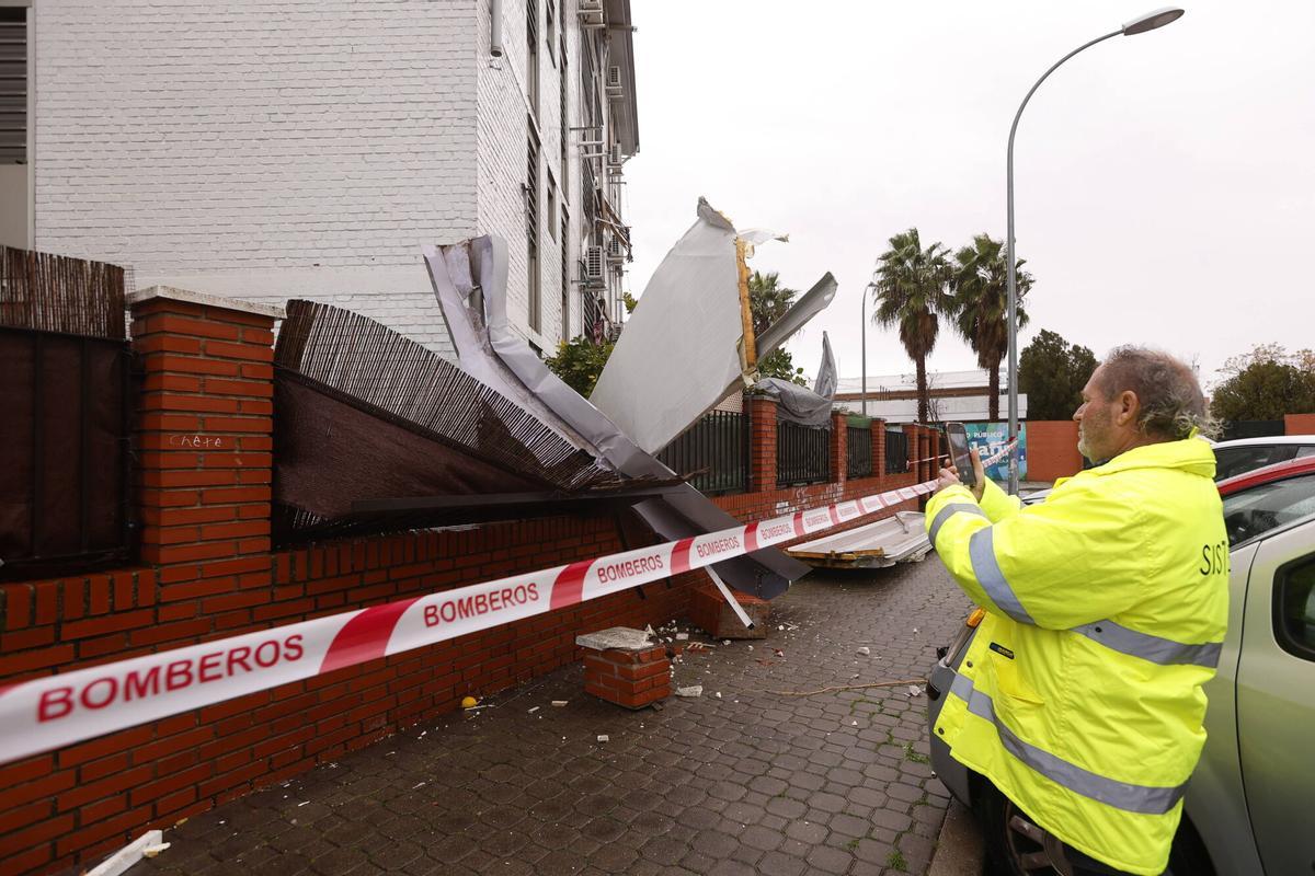 Desprendimiento de una cubierta durante la borrasca Kristin el 28 de enero.