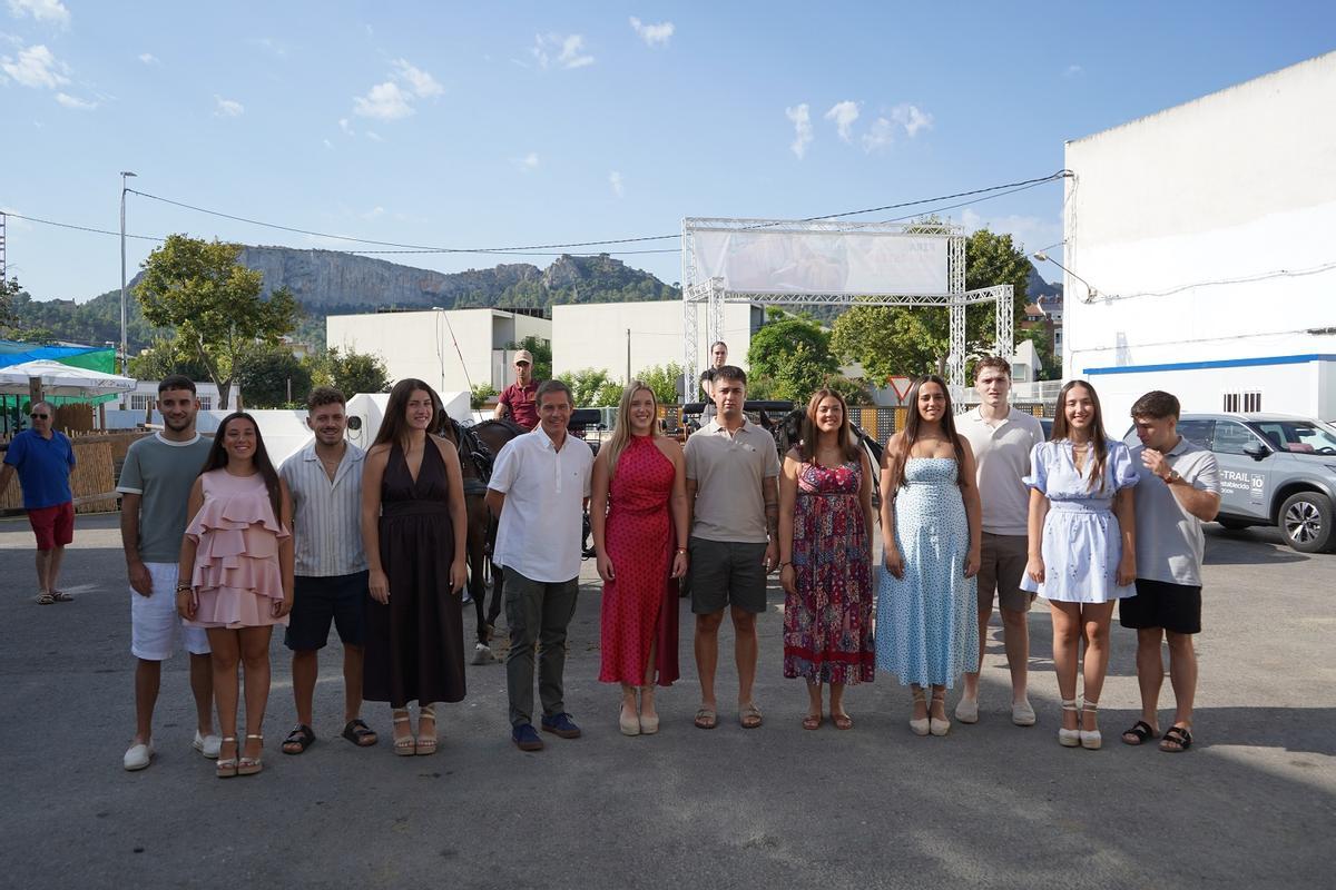 El alcalde de Xàtiva, Roger Cerdà, la concejala de Feria, Maria Beltrán, y la Reina de la Feria, Nadín Ferrando, junto con su corte de honor, han inaugurado esta mañana la Feria del Ganado 2025