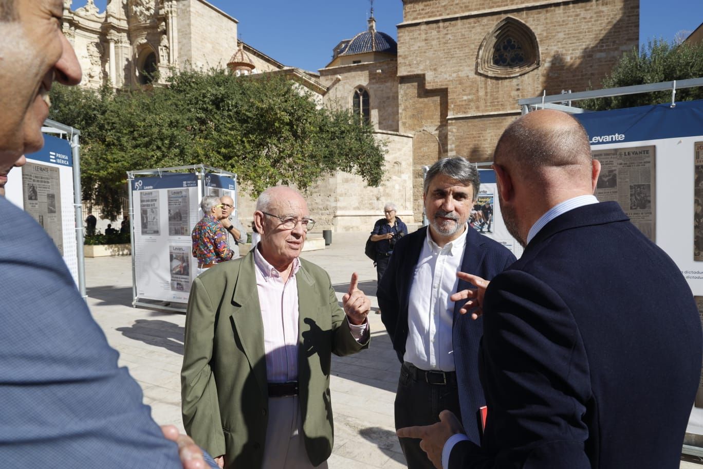 Levante-EMV expone 150 portadas para la historia en la plaza de la Reina